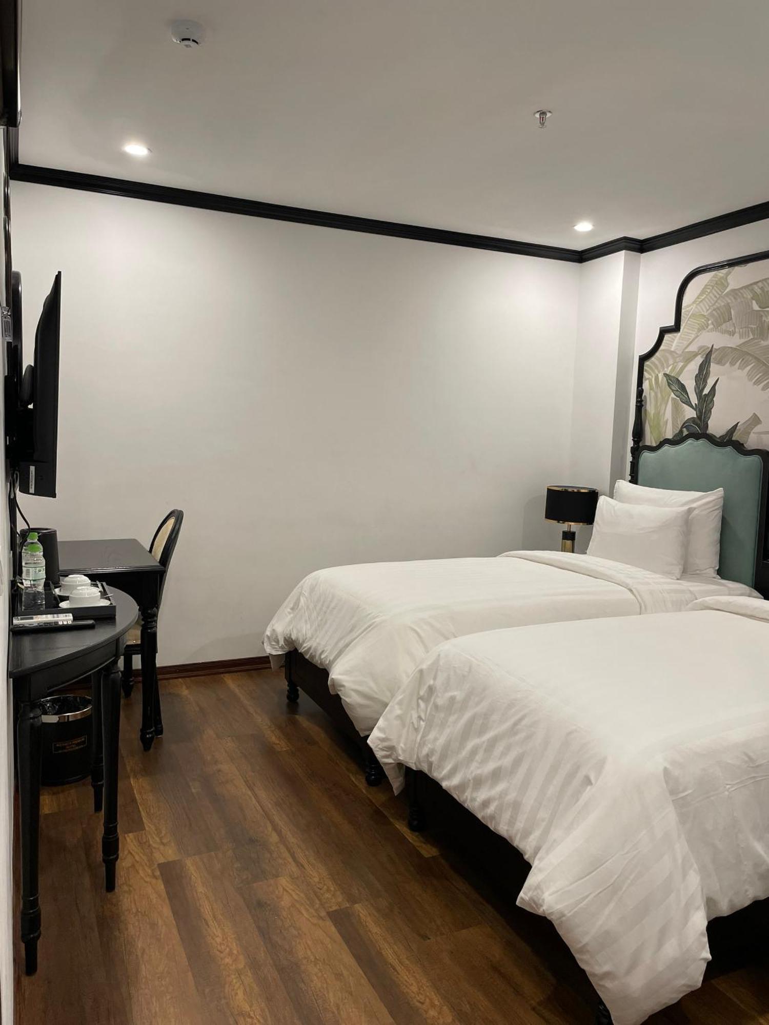 Aquarius Premium Hotel Hanoi Bagian luar foto