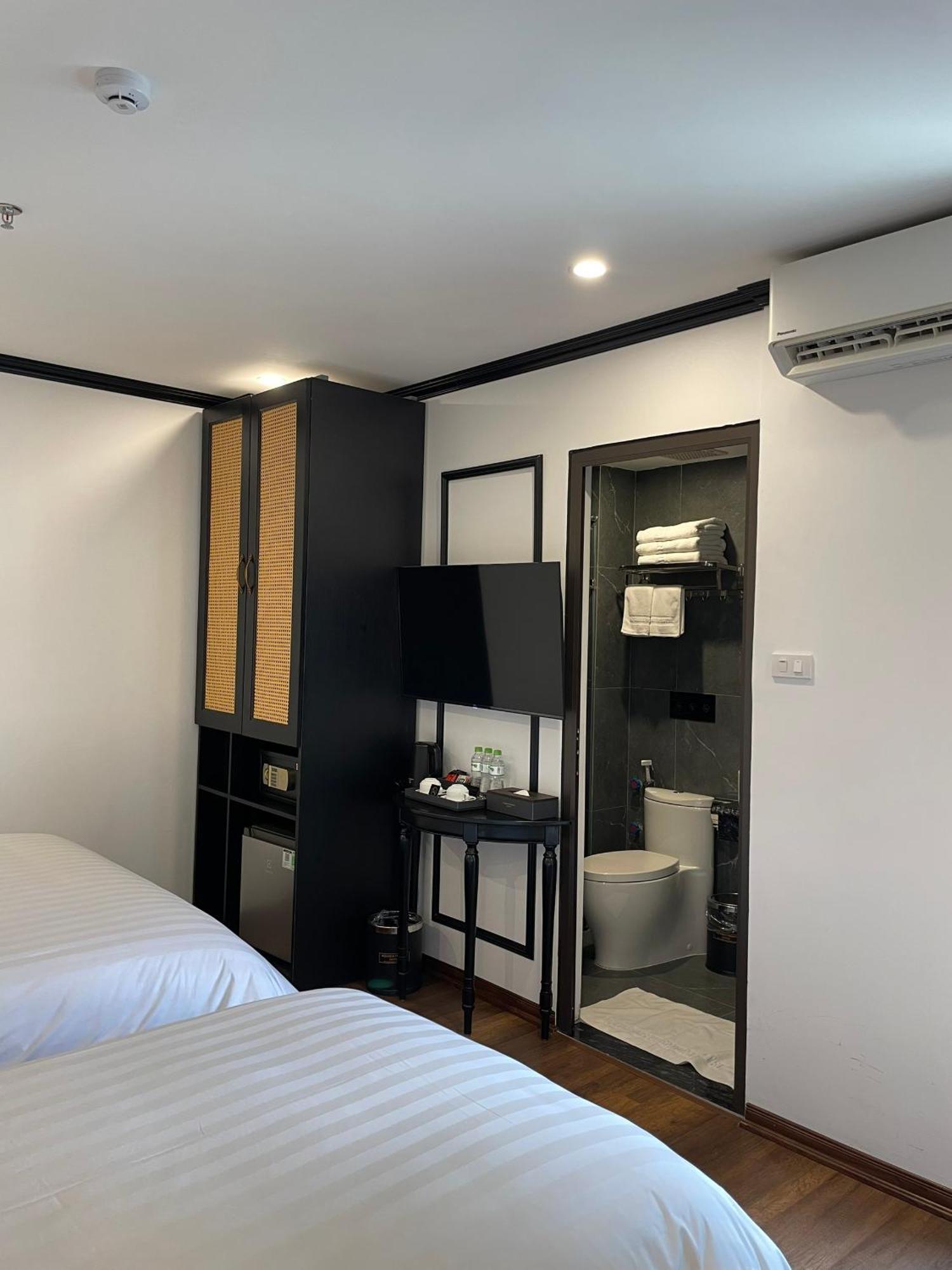Aquarius Premium Hotel Hanoi Bagian luar foto