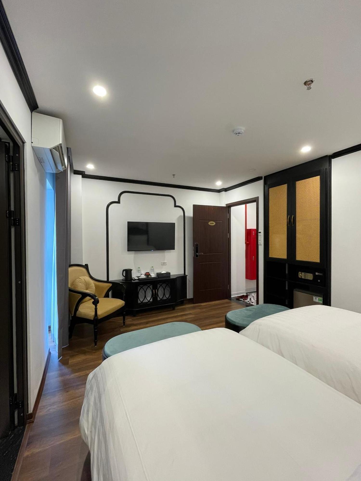 Aquarius Premium Hotel Hanoi Bagian luar foto